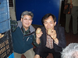 O k.Lee και ο κ.Sung  από την  φυτωριακή εταιρία ΝZ Orchard της Νότιας Κορέας.